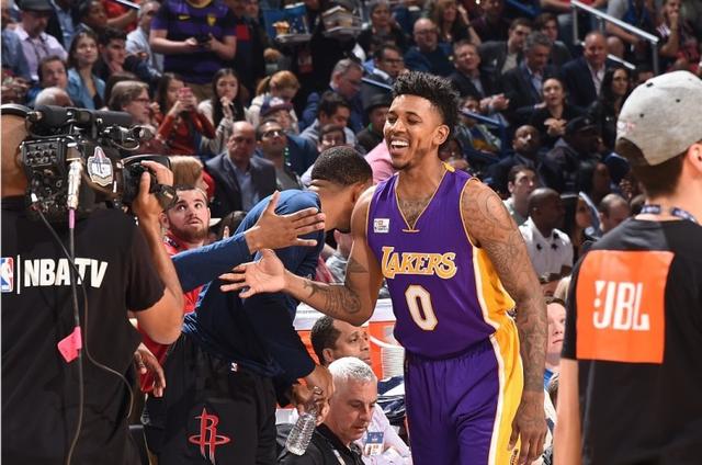 萨巴伦卡大坂直美表演赛邀球迷上场，展职业业余差距（萨巴伦卡与大坂直美表演赛邀请球迷同场竞技，职业与业余差距尽显）